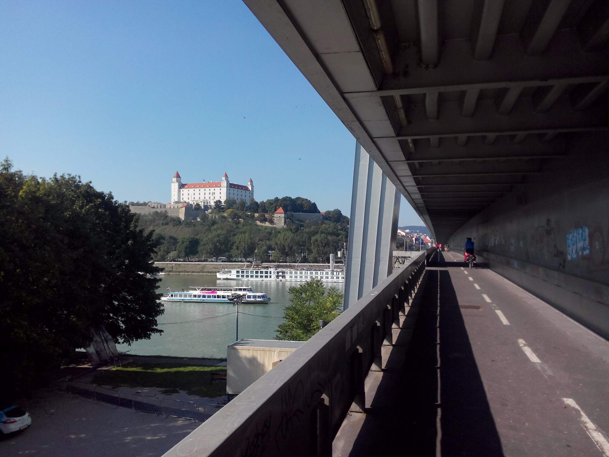 Přes Dunaj