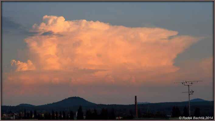 Podvečerní bouřkový cumulonimbus
