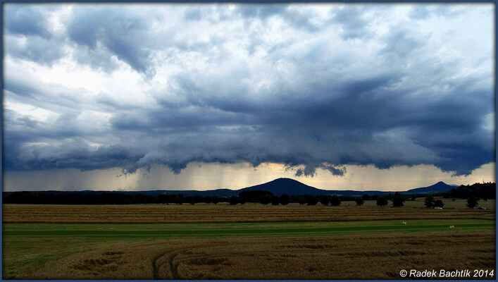 Výrazný shelf cloud na bouřce přicházející k České Lípě - foceno z Ramše