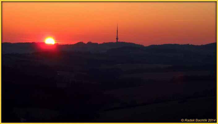 Západ slunce s Bukovkou v pozadí - foceno ze Strážného vrchu