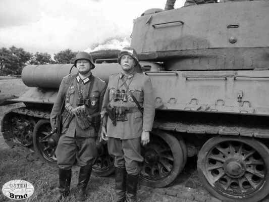 Německý a Maďarský důstojník u stejného tanku. Společný protiůtok se zdařil.