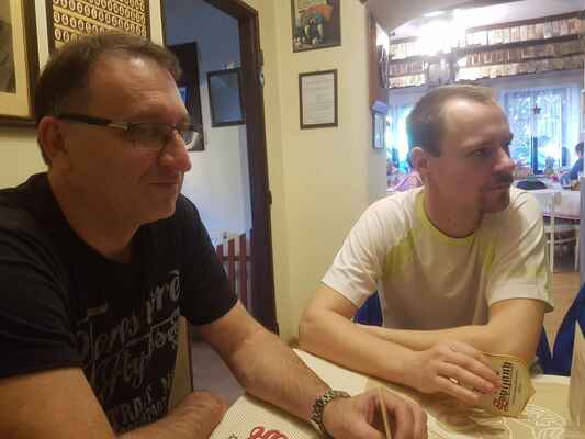 Zdeněk a Pavel na obědě v restauraci u Doušů v Kravařích