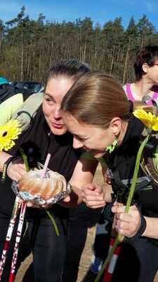Oslava začínáááá - Děkujeme Klárce za narozeninový dort a Frantovi za kytičky :)