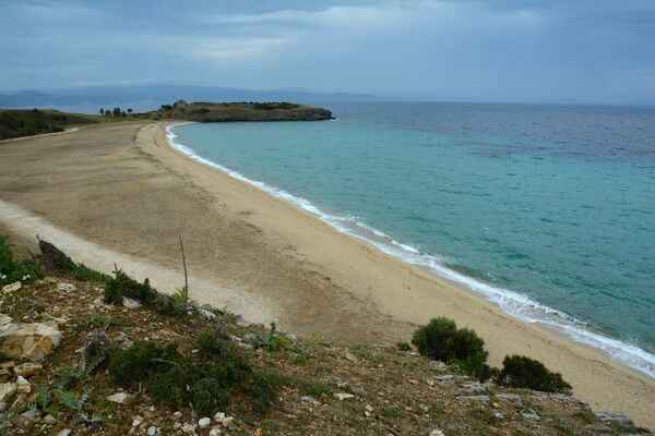 Oblíbená pláž kousek od Ormos Panagias.