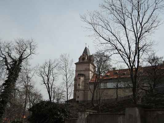 Zámek Brandýs nad Labem s "burgunskou" střechou věže