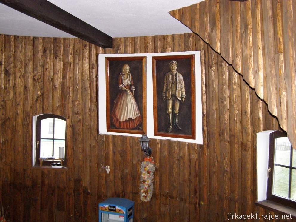 Bukovanský mlýn - Bukovany u Kyjova - místnost uvnitř mlýna a podobizna majitelů
