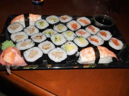 Sushi ze Zlatého draka v Karviné-Fryštátu (kachna, avokádo, losos, kreveta, wasabi, nakládaný zázvor, sójová omáčka).