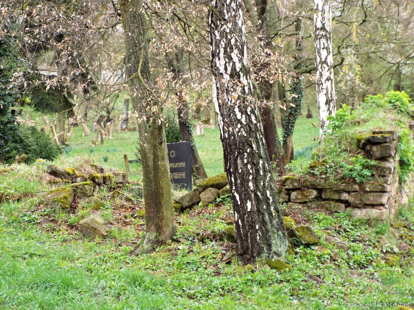 Slavkov u Brna - židovský hřbitov - zbytky obřadní síně a památník vyvrácené židovské komunity